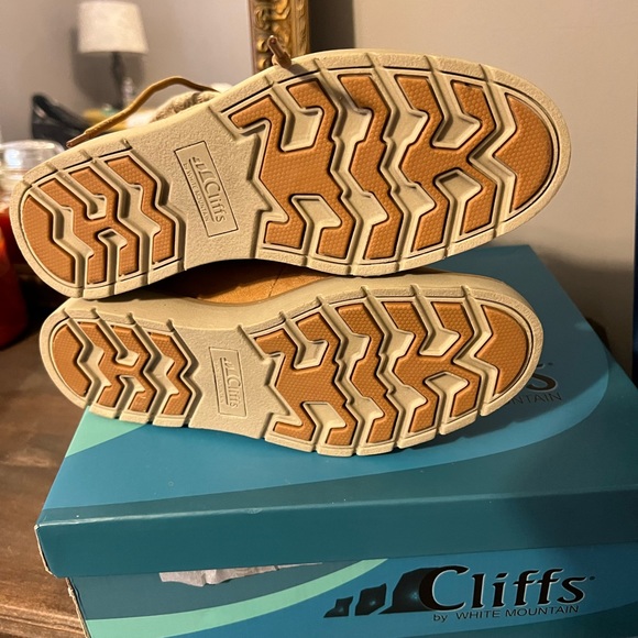 NWT 👍 Ladies Boots in 6 1/2. Never worn in box! - Picture 3 of 5